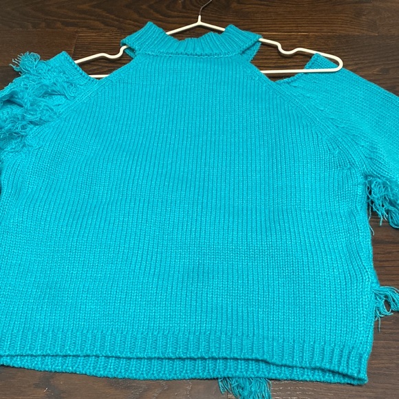 Fashion Nova - cold shoulder/fringed cropped sweater - Picture 4 of 6